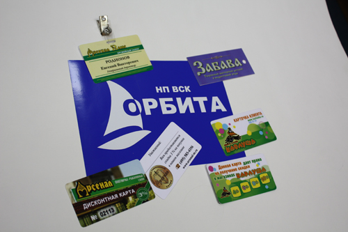 Изготовление бейджей и наклеек